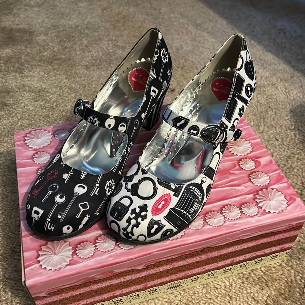 Hot chocolate key lock heels Lolita black and white